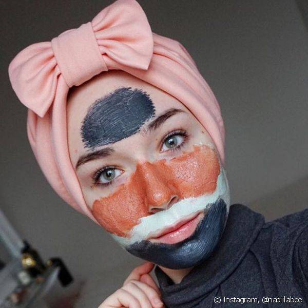 Acessórios deixam a selfie com máscar facial ainda mais divertida (Foto: Instagram @nabiilabee)
